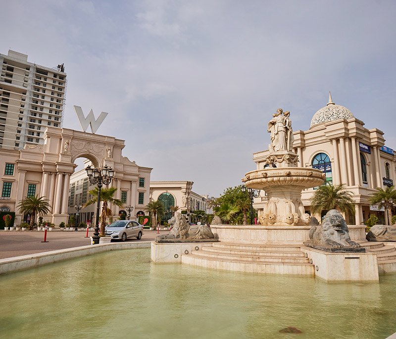 Omaxe World Street — Mall facade